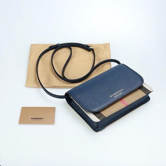 Burberry classic check leather crossbody bag with detachable/ adjustable strap - Picture 4 of 9